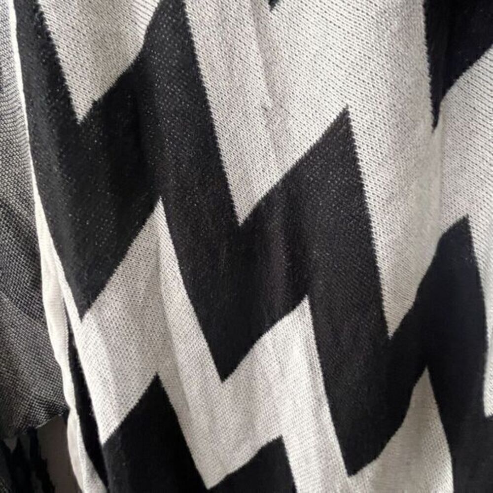 Torrid Chevron Ruana Kimono Duster Poncho Cardigan Fringe Knit 4/5 Black & White - Picture 5 of 9